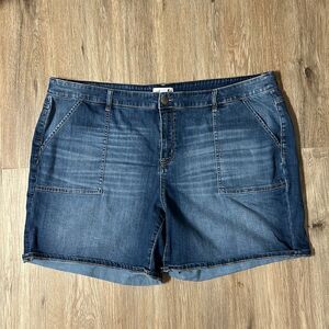 LANE BRYANT Mid-Rise Girlfriend Jean Shorts